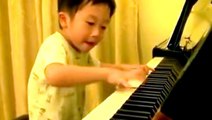 Ce petit garçon est vraiment un jeune prodige du piano !