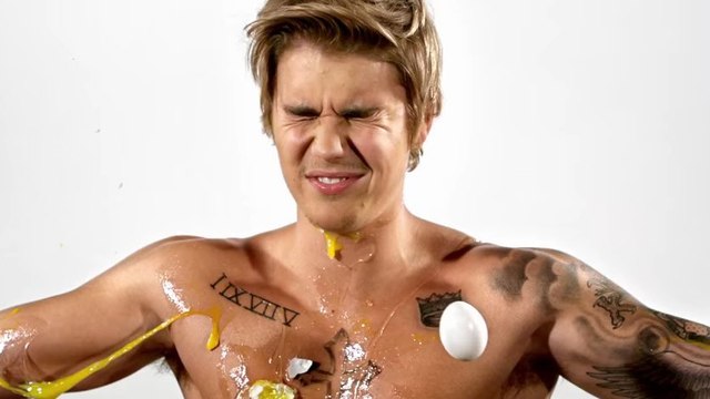 Justin Bieber se prend une pluie d'oeufs dans une vidéo hilarante