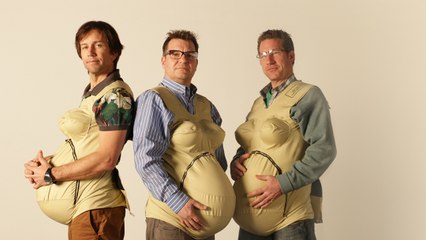 Trois papas ont décidé de partager l'expérience de la grossesse avec leur femme