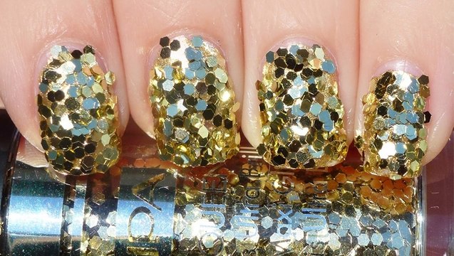 Ce nail art noir et doré est parfait pour les soirées ! Et il est très simple à faire