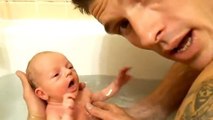 Ce papa aime passer du temps avec son bébé dans le bain. Ce qu'il fait est adorable
