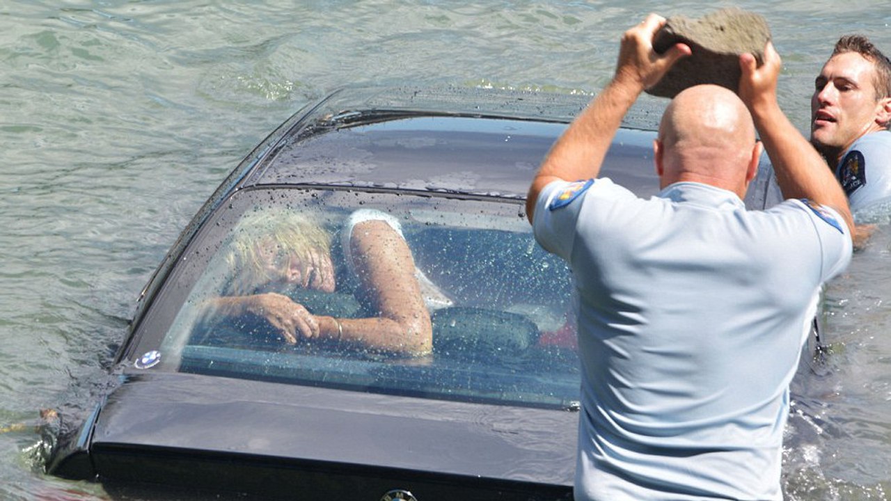 Ce policier a fait l'impossible pour sauver cette femme de la noyade. Un sauvetage héroïque