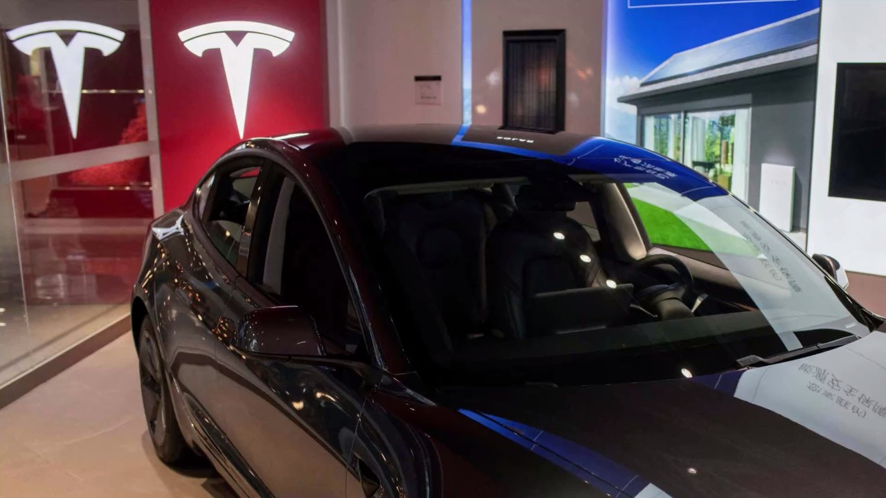 Sicherheitslücke bei Tesla: 10 Monate altes Baby gibt 10.000 Dollar aus!