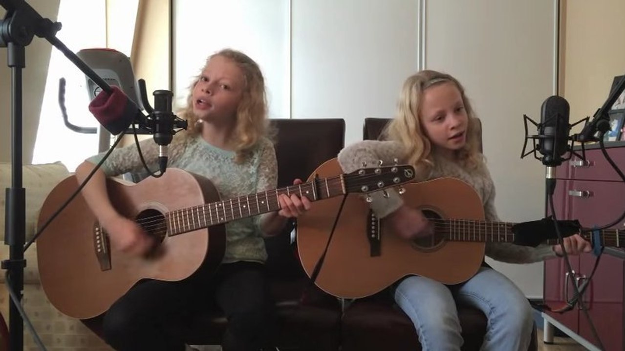 Ces deux soeurs reprennent une chanson de Jason...