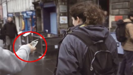 Il distribue de l'argent dans la rue. Mais les réactions des passants sont très surprenantes