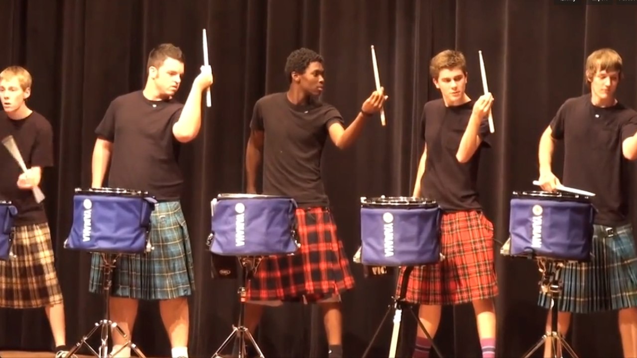 Ces mecs ont mis le feu au spectacle de fin d'année de leur école. Leur numéro est génial !