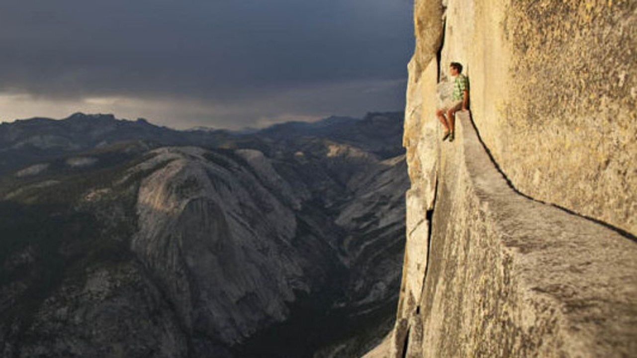 Il tombe d'une falaise de 1200 mètres et s'en sort indemne grâce à un truc incroyable