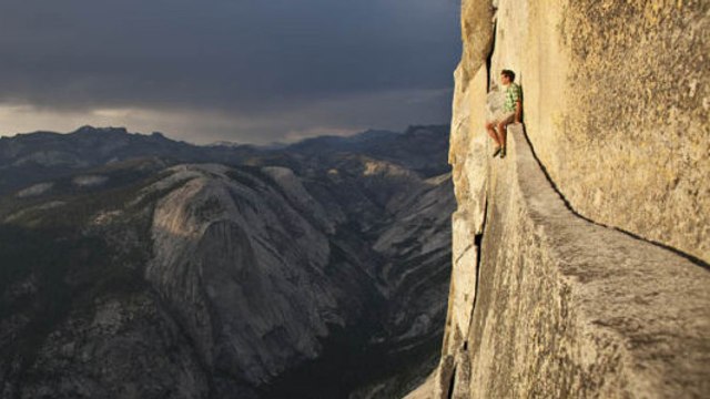 Il tombe d'une falaise de 1200 mètres et s'en sort indemne grâce à un truc incroyable