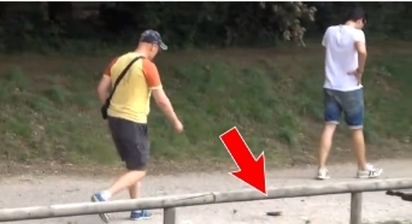 En caméra cachée, il fait tomber son portefeuille dans la rue. Comment vont réagir les passants ?