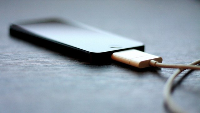 Voilà pourquoi il ne faut jamais laisser votre téléphone en charge toute la nuit