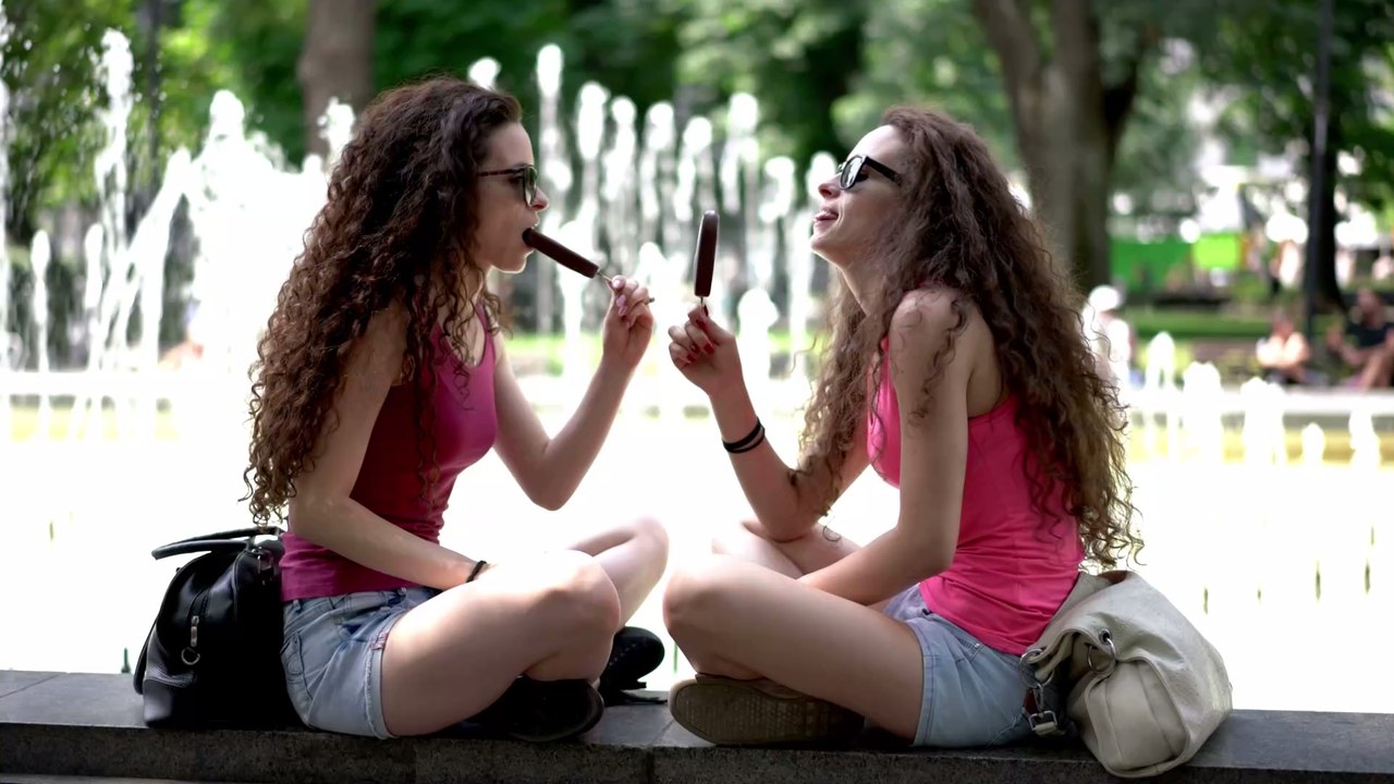 Gefährliche Krokodil-Attacke: Junge Frau fällt ins Koma und wird von Zwillingsschwester gerettet