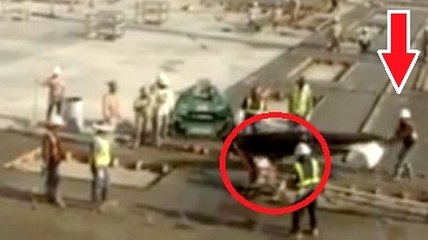Ces ouvriers essaient d'arrêter une machine qui s'est emballée. Ils vont vous faire éclater de rire