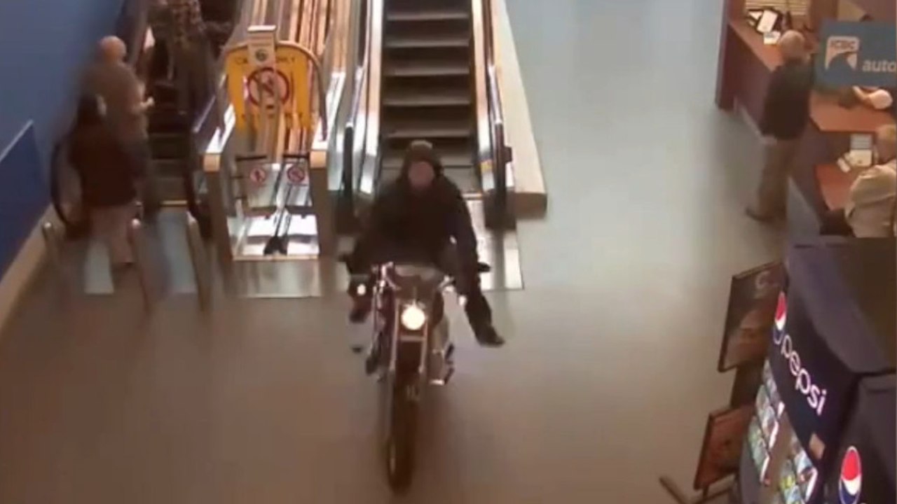 Un motard échappe à la police après une course...