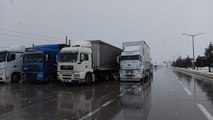 Konya-Antalya Karayolu kar nedeniyle trafiğe kapatıldı