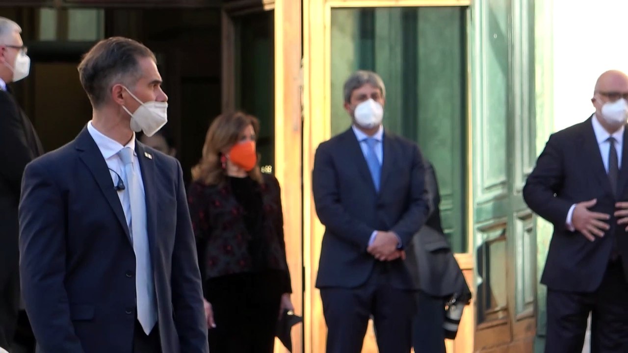 Mattarella bis, le campane di Montecitorio suonano per l'arrivo del presidente: inizia il giuramento