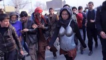 Une femme défile en armure dans les rues de Kaboul pour dénoncer le harcèlement