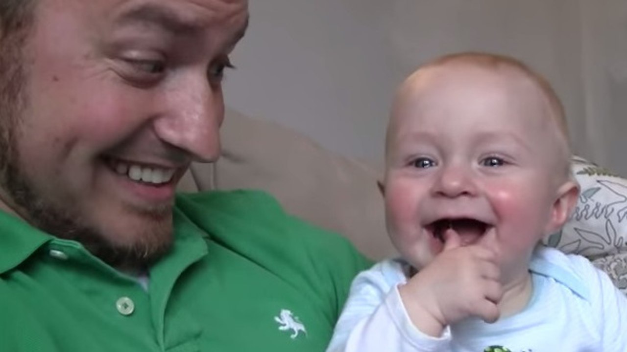 Ce papa et son fils partagent un adorable moment de complicité