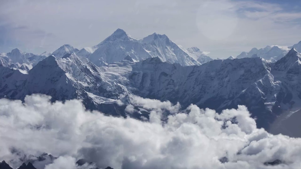 Schockierendes Video: Helfer riskieren Leben für Coronavirus-Patienten auf Mount Everest