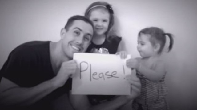 Un papa demande l'aide de ses petites filles pour faire une demande en mariage