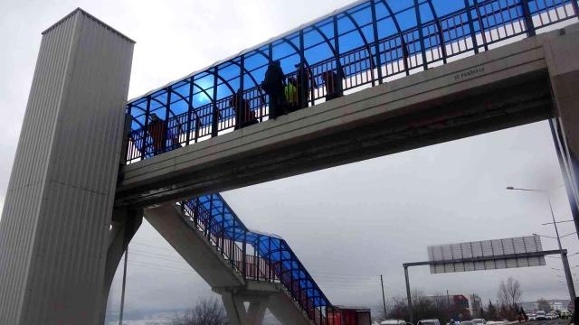 Son dakika haberleri | D100'de araçları durdurup para istedi, polis gelince üst geçitten intihara kalkıştı