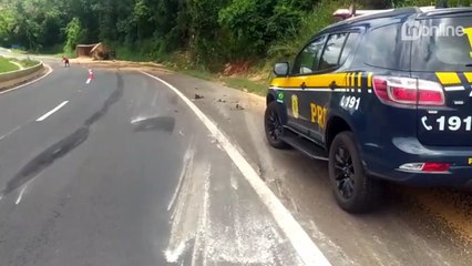 Carreta com soja tomba no Contorno Sul de Apucarana; veja