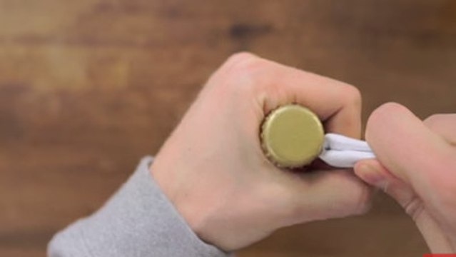 Vous n'avez pas de décapsuleur ? Cette astuce va vous permettre d'ouvrir votre bouteille sans souci !