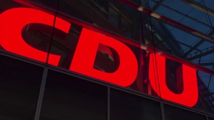 Parteimitglieder als Polizisten verkleidet: CDU-Wahlplakate sorgen für Empörung