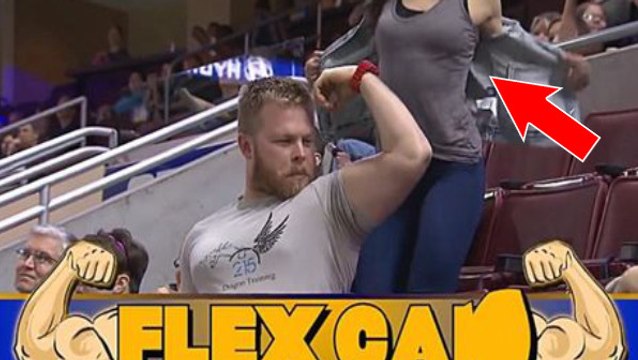 Il montre ses muscles à la caméra, mais la femme derrière lui va lui voler la vedette !