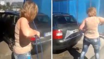 Cette femme n'a pas du tout la bonne technique pour laver sa voiture