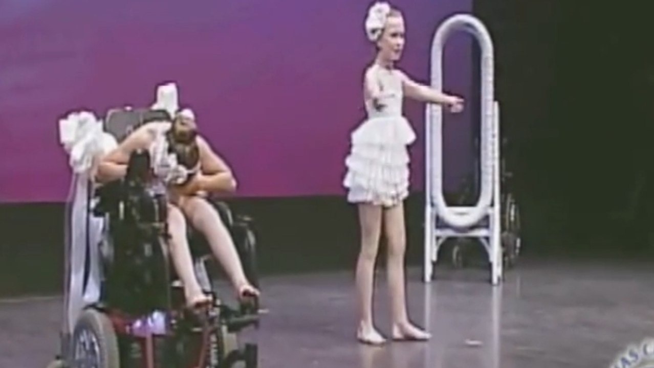 Une fillette réalise un magnifique spectacle de danse avec sa soeur handicapée