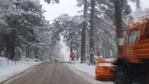 BALIKESİR - Kazdağları'nda ekipler yolların kardan kapanmaması için çalışıyor