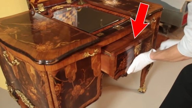 Il se passe un truc incroyable quand on ouvre les tiroirs de ce meuble vieux de 200 ans