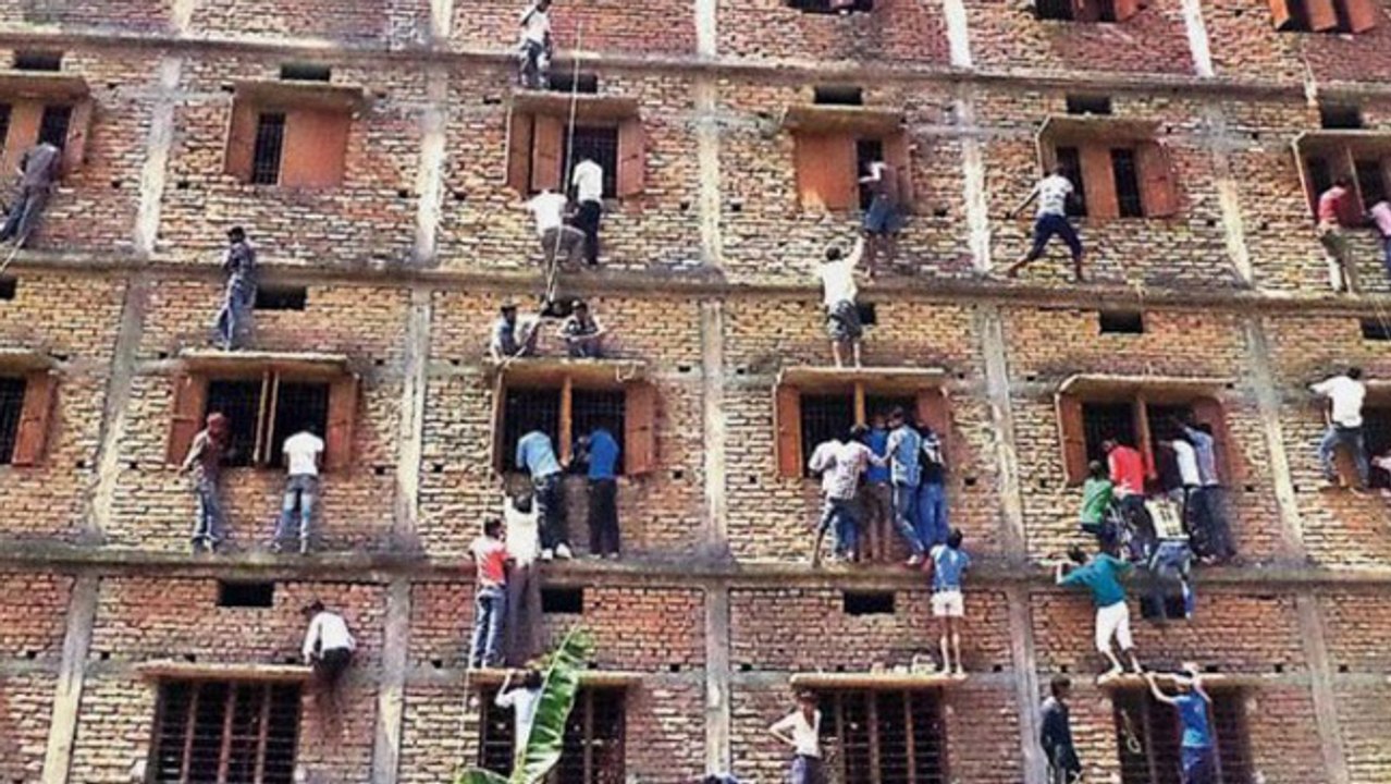 Inde : des milliers de parents escaladent un centre d'examen pour aider leurs enfants à tricher !