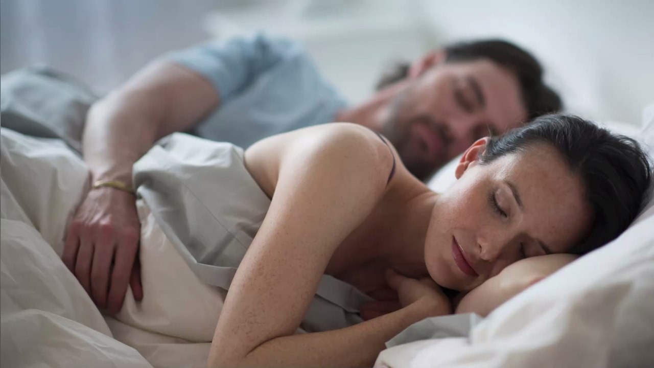 Studie zeigt: Wer auf dieser Bettseite schläft, ist glücklicher