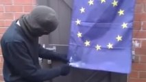 Grande-Bretagne : il devient la risée du net en essayant de brûler un drapeau de l'Union Européenne