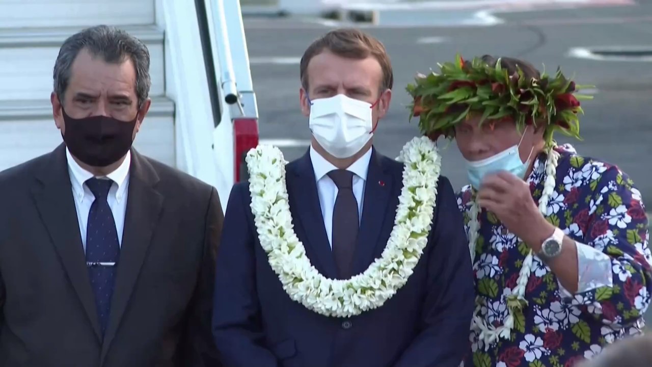 Macron mischt TikTok auf: Doch die jungen Zuschauer:innen stören sich vor allem an einem bestimmten Teil seines Outfits