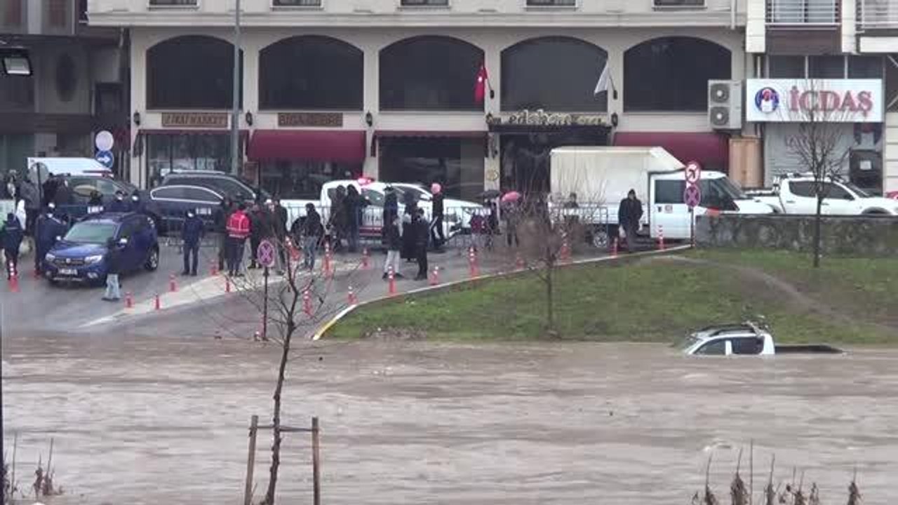 ÇANAKKALE - Aşırı yağışlar nedeniyle Kocabaş Çayı taştı