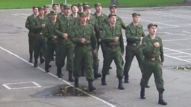 Des militaires russes chantent Barbie Girl