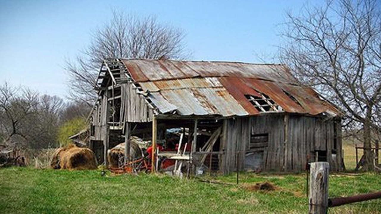Cette grange est à deux doigts de s'écrouler. Mais elle renferme un secret incroyable