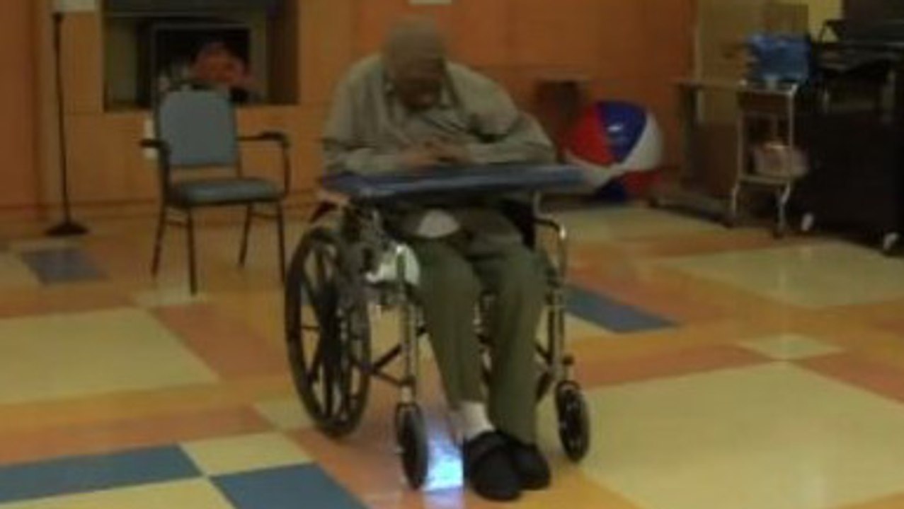 Ce vieil homme ne bouge presque plus, mais sa réaction quand il entend de la musique est incroyable