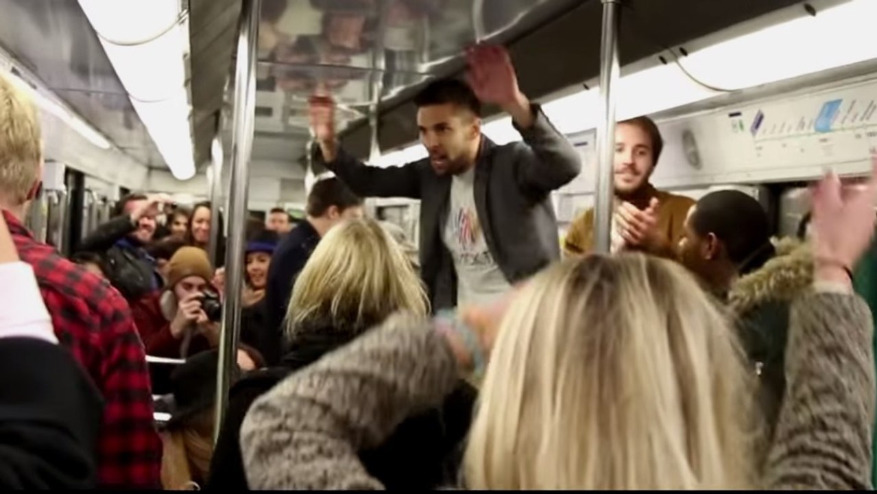 Tout seul, il arrive à faire danser et rire les gens dans le métro de Paris !