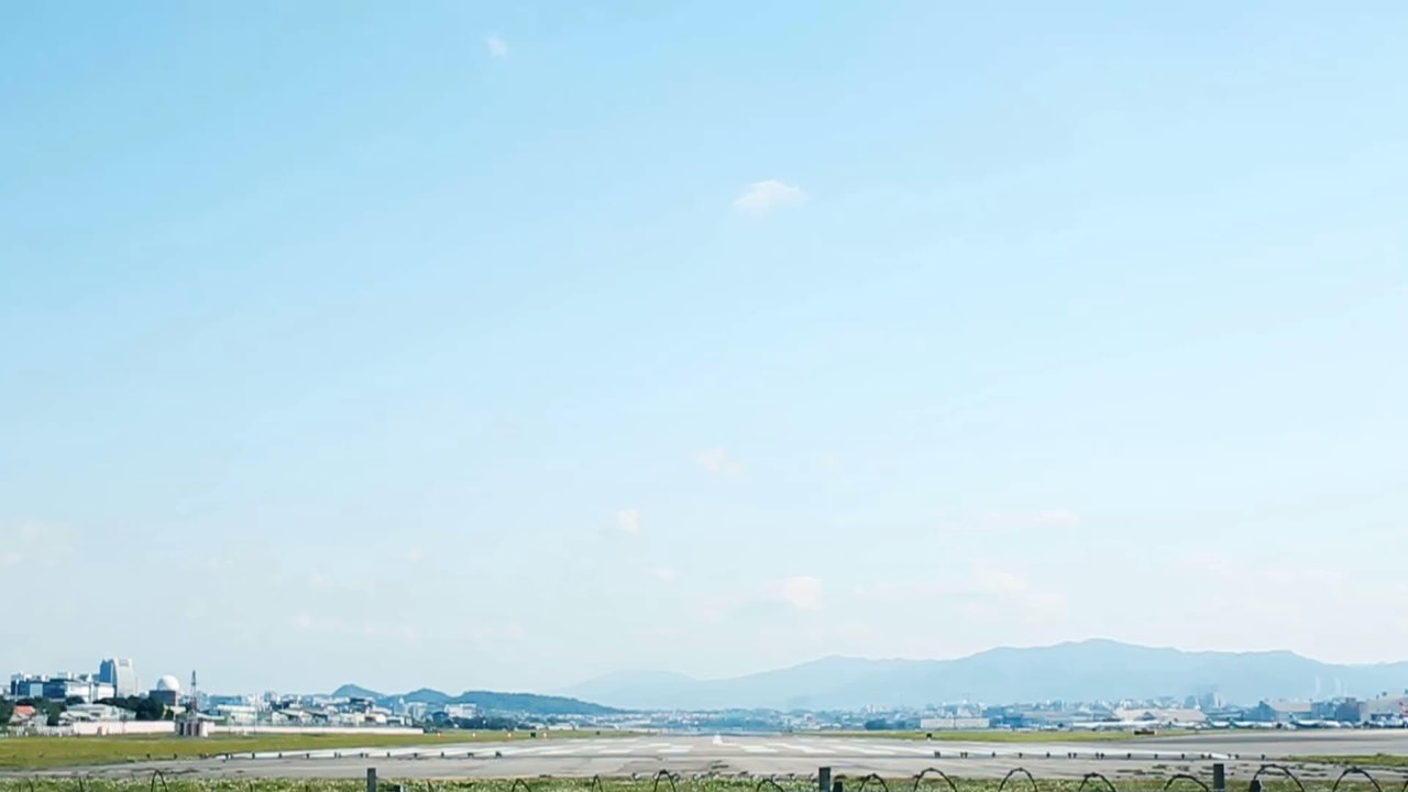 Motorprobleme im Flugzeug: 18-jähriger Pilot macht außerordentliche Notlandung auf Brücke