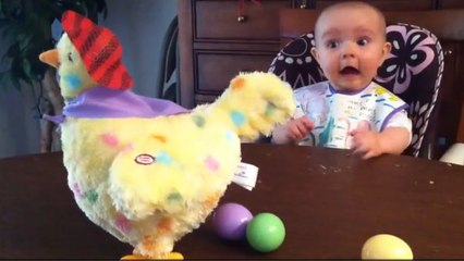 Un bébé réagit en voyant ses premiers oeufs de Pâques