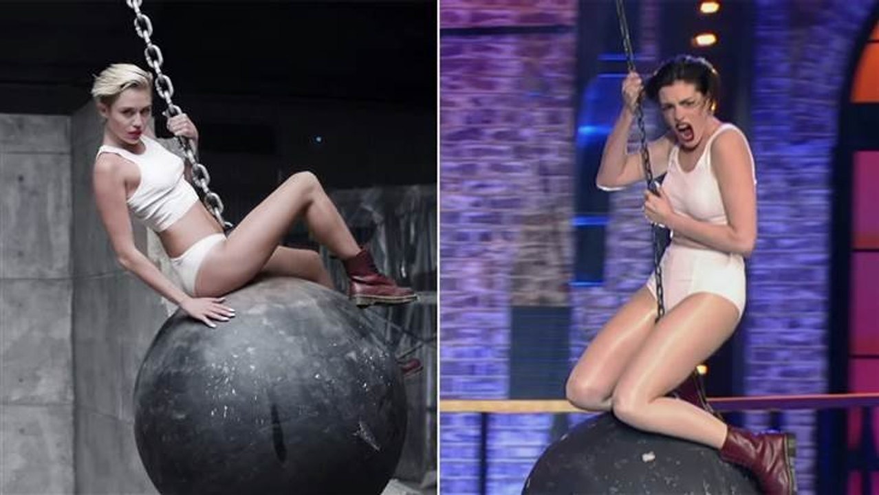 Anne Hathaway imite à la perfection Miley Cyrus dans le clip de Wrecking Ball