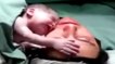 Quand ce nouveau-né est en contact avec sa maman, il fait quelque chose d'incroyable