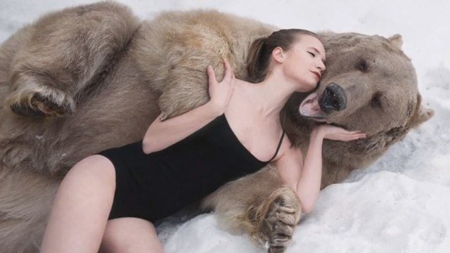 Des mannequins posent avec des ours pour sensibiliser contre la chasse