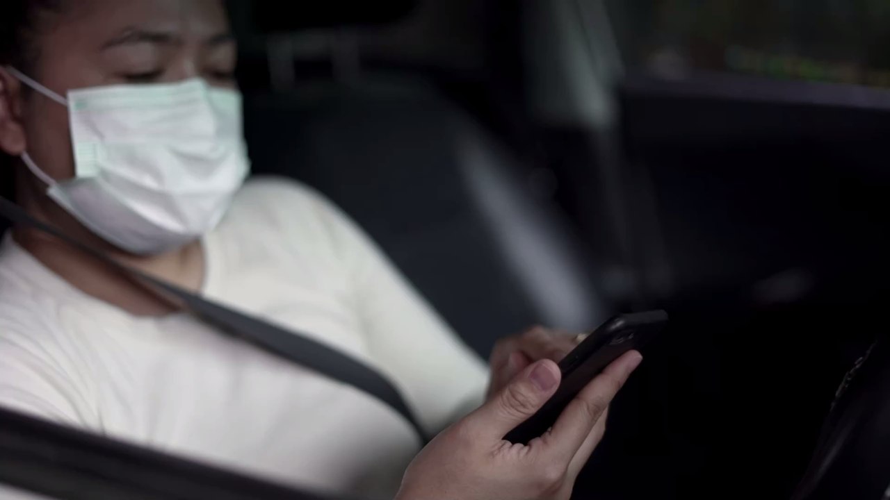 Covid-19: Frau fliegt mit Fake-Impfpass in den Urlaub, doch ein Detail lässt Schwindel auffliegen