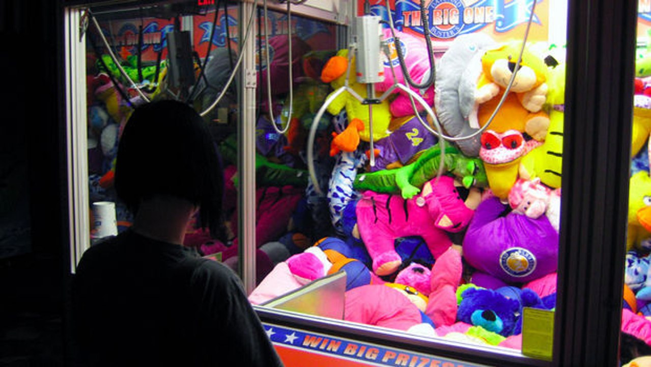 Voilà pourquoi vous ne gagnez jamais aux machines à pinces des fêtes foraines