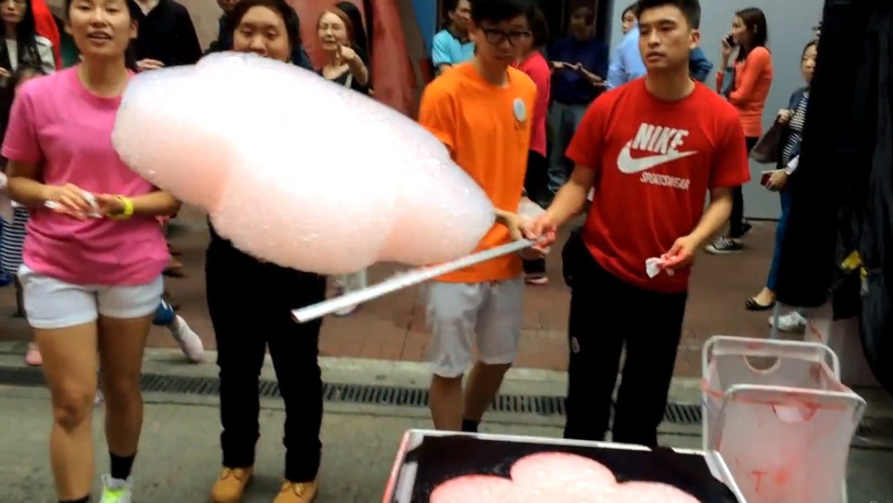 Un artiste de rue crée une fleur volante en bulles de savon !