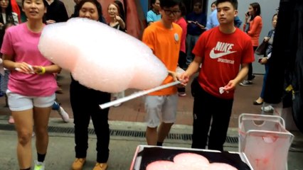 Un artiste de rue crée une fleur volante en bulles de savon !